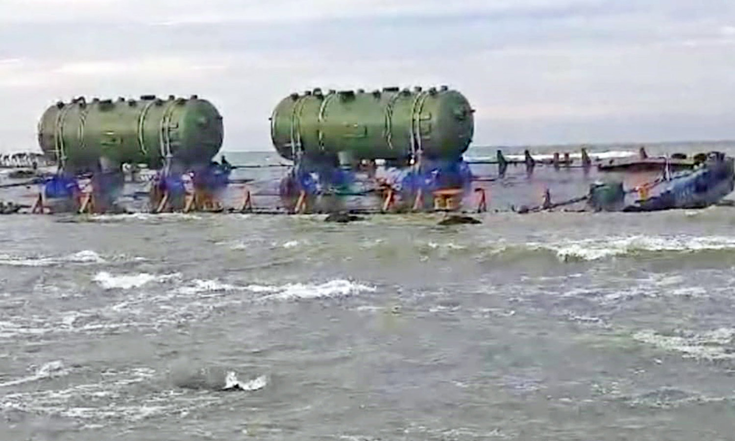 கூடங்குளத்தில் தரைதட்டிய மிதவை கப்பலை மீட்பது குறித்து உயர் அதிகாரிகள் ஆலோசனை