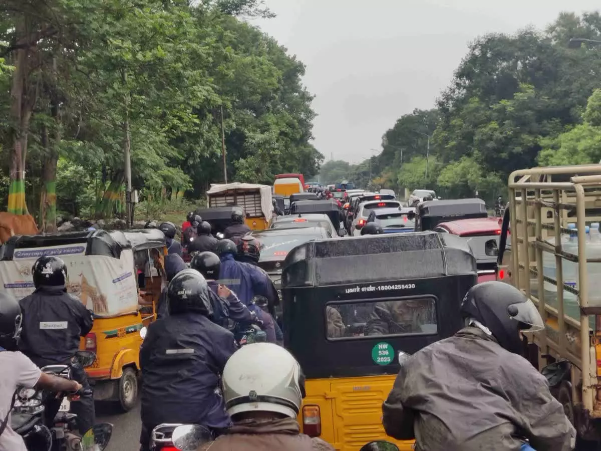 போக்குவரத்து நெரிசலில் சிக்கி தவிக்கும் வாகனங்கள் போக்குவரத்து நெரிசலில் சிக்கி தவிக்கும் வாகனங்கள்