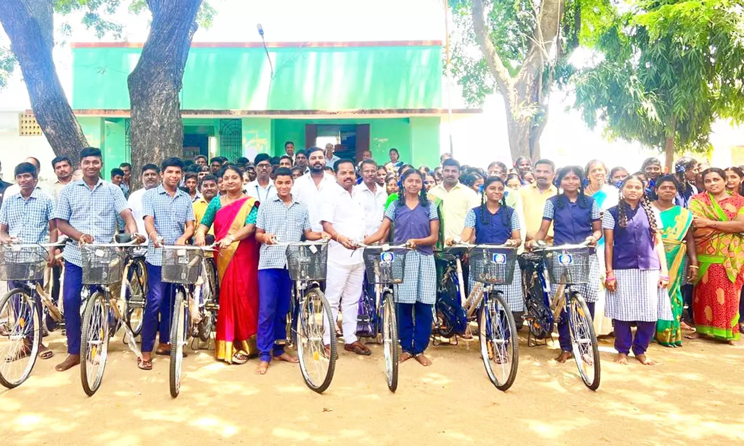 பள்ளி மாணவர்களுக்கு விலையில்லா சைக்கிள் வழங்கும் விழா பள்ளி மாணவர்களுக்கு விலையில்லா சைக்கிள் வழங்கும் விழா