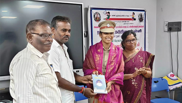 அரசு பள்ளியில் தேசிய மகளிர் போலீஸ் தினம் கொண்டாட்டம் அரசு பள்ளியில் தேசிய மகளிர் போலீஸ் தினம் கொண்டாட்டம்