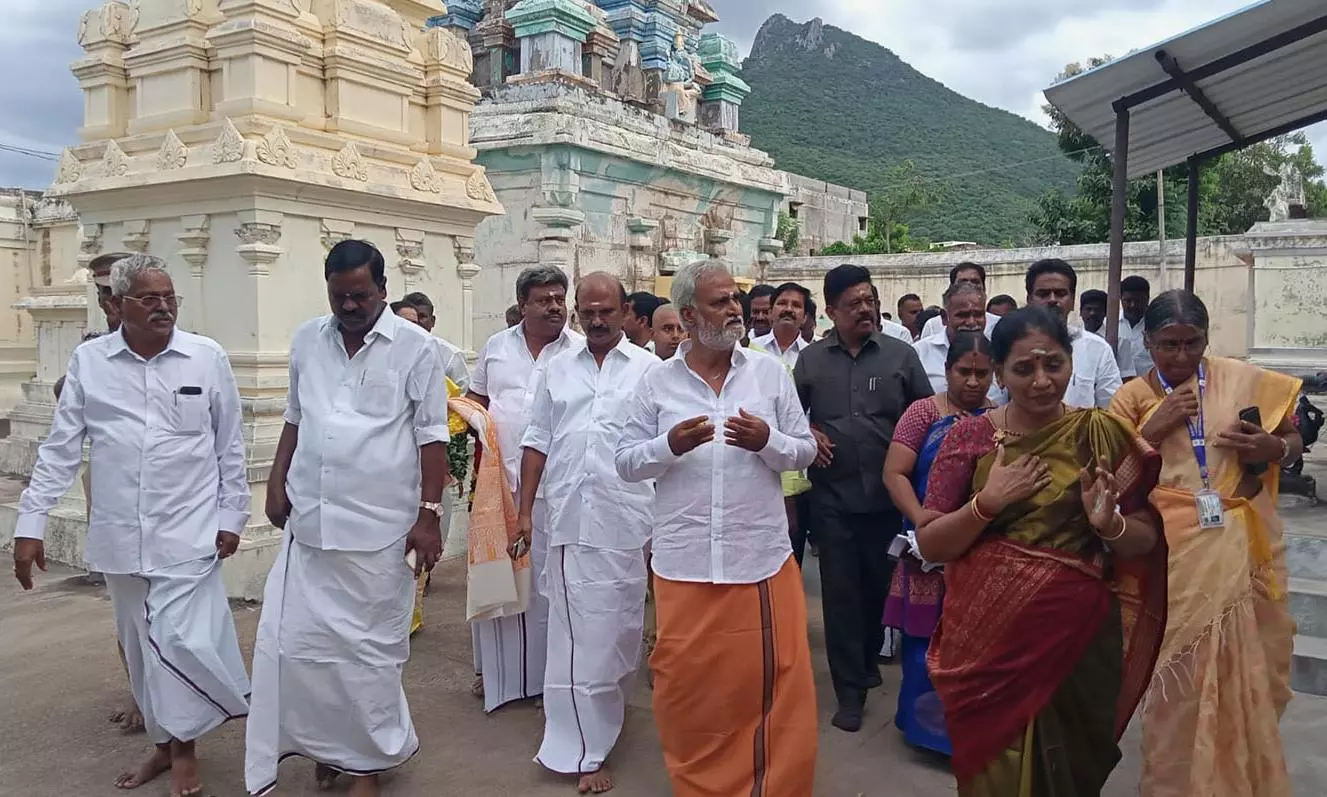 தீர்த்தமலையில் கிரிவலப்பாதை அமைக்க ஆய்வு மேற்கொள்ளப்படும்அமைச்சர் பி.கே.சேகர்பாபு பேட்டி தீர்த்தமலையில் கிரிவலப்பாதை அமைக்க ஆய்வு மேற்கொள்ளப்படும்அமைச்சர் பி.கே.சேகர்பாபு பேட்டி