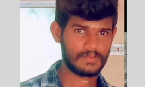 பைக் மீது அரசு பஸ் மோதல்- காதலி கண்முன் வாலிபர் பலி