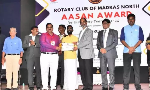 நேஷனல் பள்ளி நிர்வாகிக்கு ஆசான் விருது