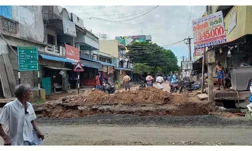 சாலை துண்டிப்பால் பொதுமக்கள்- வாகன ஓட்டிகள் அவதி