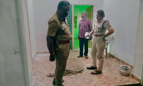 தாரமங்கலம் அருகே ரத்த காயங்களுடன் இறந்து கிடந்த தொழிலாளி- உடல் போலீசுக்கு தெரியாமல் எரிப்பு