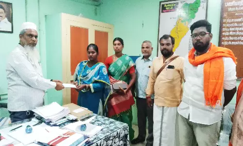 ஆண்டிபட்டியில் சுவர் விழுந்து காயமடைந்த மாணவிக்கு நிதி உதவி