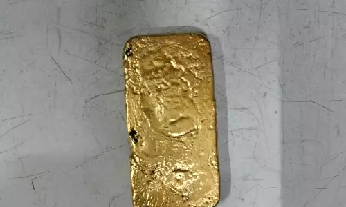 சிங்கப்பூரில் இருந்து கடத்தி வரப்பட்ட ரூ.15.47 லட்சம் தங்கம் பறிமுதல்