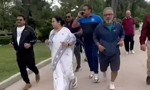 சேலை அணிந்து கொண்டு ஜாக்கிங் சென்ற மம்தா பானர்ஜி