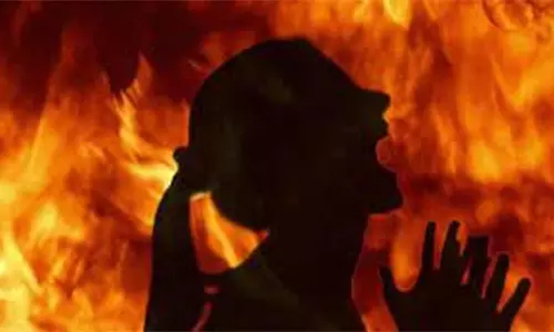 கள்ளக்காதலி மீது பெட்ரோல் ஊற்றி தீவைத்த தொழிலாளி - ஆஸ்பத்திரியில் தீவிர சிகிச்சை