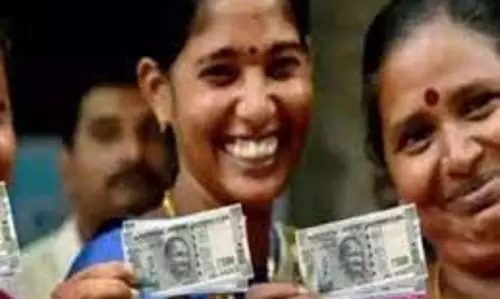 திருச்சியில் ரூ.1000 வாங்கிய  குடும்ப தலைவிகள் மகிழ்ச்சி