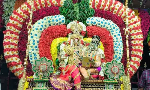 மேல்மலையனூர் அங்காள பரமேஸ்வரி அம்மன் கோவிலில் ஆவணிமாத அமாவாசை ஊஞ்சல் உற்சவம்