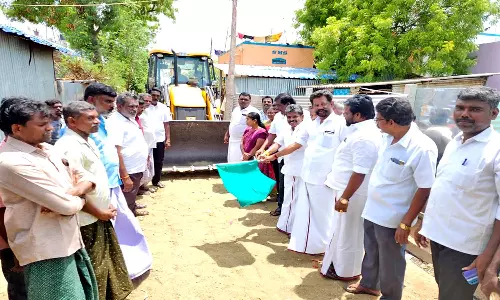 புதியம்புத்தூரில் ரூ.7 லட்சத்தில் சிமெண்ட் சாலை அமைக்கும் பணி