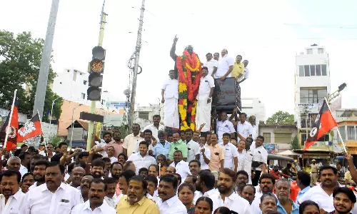 நெல்லை சந்திப்பில் அண்ணா சிலைக்கு அ.தி.மு.க.வினர் மாலை அணிவித்து மரியாதை