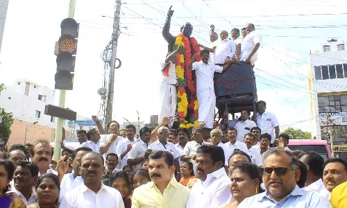 இன்று பிறந்தநாளையொட்டி நெல்லையில்,  அண்ணா சிலைக்கு தி.மு.க.வினர் மாலை அணிவித்து மரியாதை