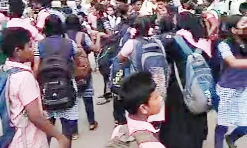 திருவள்ளூரில் மாணவனை சுற்றி வளைத்து தாக்கிய பள்ளி மாணவிகள்