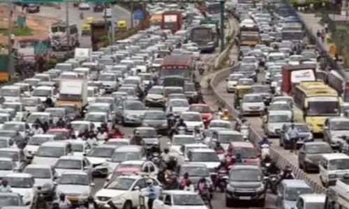 போக்குவரத்து நெரிசலில் சிக்கி தவிக்கும் வாகனங்கள்