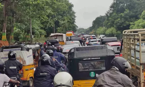 போக்குவரத்து நெரிசலில் சிக்கி தவிக்கும் வாகனங்கள்