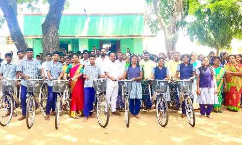 பள்ளி மாணவர்களுக்கு விலையில்லா சைக்கிள் வழங்கும் விழா