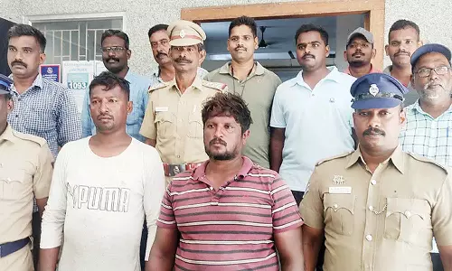 படகு பழுதானதால் கடலில் தத்தளித்தனர் : வேதாரண்யம் வந்த இலங்கை வாலிபர்கள்