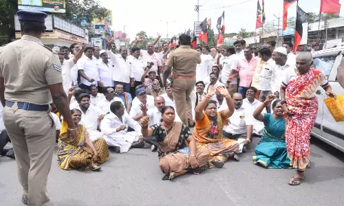 அ.தி.மு.க. - தே.மு.தி.க.வினர் சாலை மறியல்