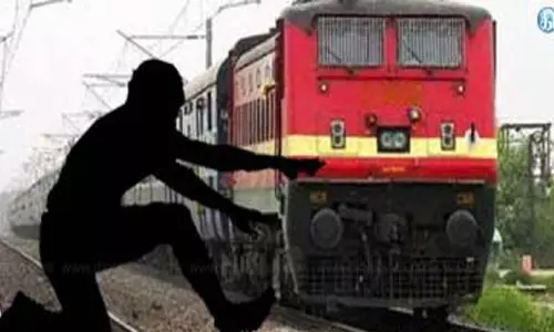 ரெயில் முன் பாய்ந்து வாலிபர் தற்கொலை