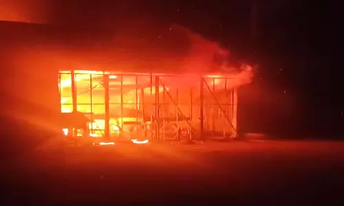 பழக்கடையில் சிலிண்டர் வெடித்து தீ விபத்து