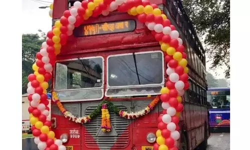 மாடி பஸ்களுக்கு பிரியா விடை கொடுத்த பயணிகள் - மும்பையில் நெகிழ்ச்சி