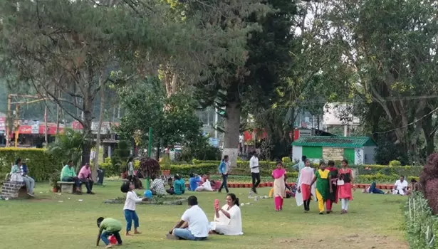 3 நாட்கள் தொடர் விடுமுறைஏற்காட்டில் குவிந்த சுற்றுலா பயணிகள் 3 நாட்கள் தொடர் விடுமுறைஏற்காட்டில் குவிந்த சுற்றுலா பயணிகள்