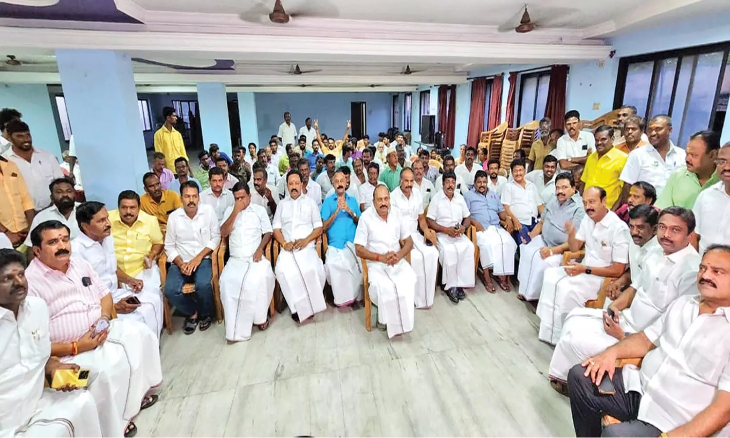அ.ம.மு.க. நிர்வாகிகள் 100-க்கும் மேற்பட்டோர் அ.தி.மு.க.வில் இணைந்தனர் அ.ம.மு.க. நிர்வாகிகள் 100-க்கும் மேற்பட்டோர் அ.தி.மு.க.வில் இணைந்தனர்