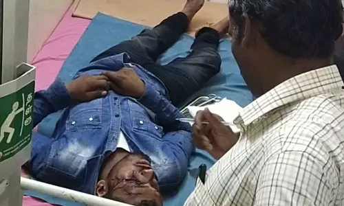 ஏற்காடு மலைப்பாதையில் சாலையோர தடுப்பில் மோதி 30 அடி பள்ளத்தில் விழுந்த வாலிபர்