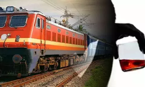 தண்டாவாளத்தில் ஓடி ரெயிலை நிறுத்துவதாக போதை வாலிபர் ரகளை: ரெயில் மோதி படுகாயம்