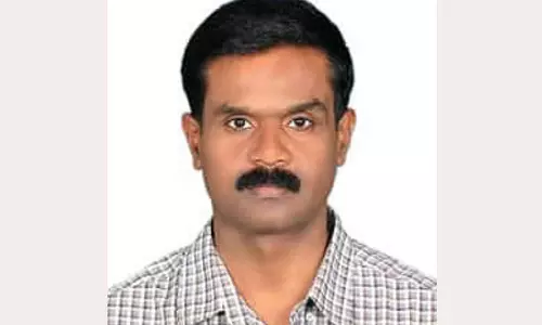 அறச்சலூர் அருகே கார் மோதி அரசு மருத்துவர் பலி