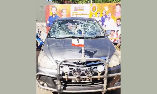 அ.ம.மு.க. மாவட்ட செயலாளரை வழிமறித்து தாக்கிய கும்பல்: கார் கண்ணாடி உடைப்பு-ஒருவர் கைது