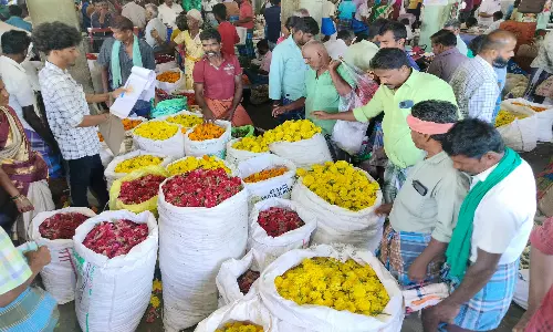 விநாயகர் சதுர்த்தி, முகூர்த்தநாளை முன்னிட்டு திண்டுக்கல் மார்க்கெட்டில் பூக்கள் விலை உயர்வு