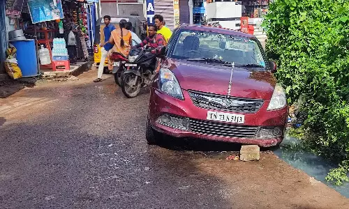 பொன்னேரி பகுதியில் கன மழை: கால்வாய் நீரில் கார் சிக்கியது- 4 பேர் உயிர் தப்பினர்