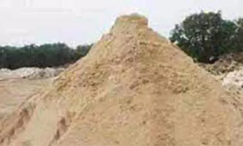 மணல் கடத்துபவர்கள் மீது கடும் நடவடிக்கை அதிகாரிகள் எச்சரிக்கை