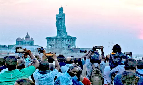 கன்னியாகுமரியில் மழை மேகமூட்டத்தால் சூரிய உதயம் பார்க்க முடியாமல் சுற்றுலா பயணிகள் ஏமாற்றம்