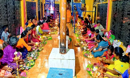 நிலக்கோட்டை அருகே காளியம்மன் கோவிலில் திருவிளக்கு வழிபாடு