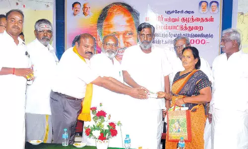 751 குடும்ப தலைவிகளுக்கு மாதாந்திர உதவித்தொகைக்கான அடையாள அட்டை