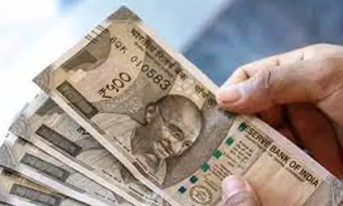 உரிமைத் தொகையால் வங்கிகள் உஷார்- நிலுவை தொகையை பிடித்து கொள்கிறார்கள்