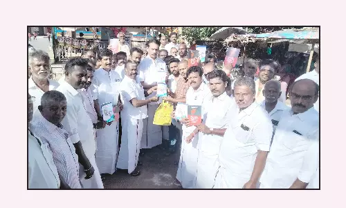 அண்ணா சிலைக்கு தி.மு.க-அ.தி.மு.க.வினர் மாலை