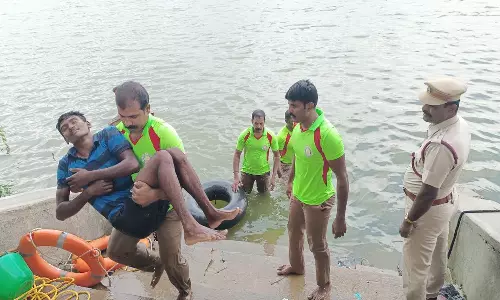 கன்னியாகுமரி அருகே நரிக்குளத்தில் வெள்ளத்தில் சிக்கிய 5பேரை மீட்ட தீயணைக்கும் படை வீரர்கள்