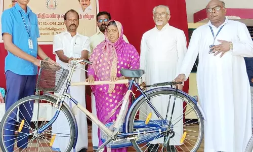 மாணவர்களுக்கு அரசின் விலையில்லா சைக்கிள்