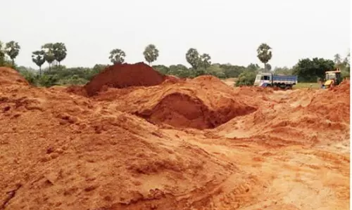 திருநாவலூர் அருகே செம்மண் கடத்தலில் ஈடுபட்ட லாரி, ஜே.சி.பி. எந்திரம் பறிமுதல்