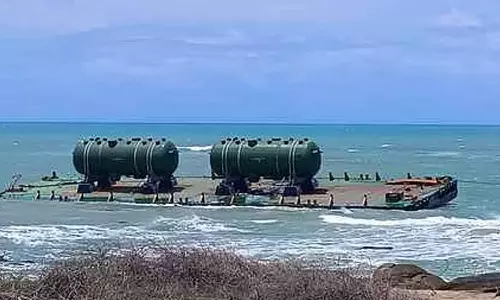 கூடங்குளம் அணுமின் நிலையம் அருகே தரை தட்டிய மிதவை கப்பலில் இருந்து நீராவி கொள்கலனை மீட்க நடவடிக்கை