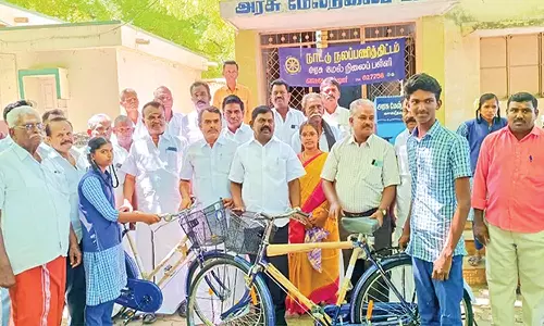 வாசுதேவநல்லூரில் பள்ளி மாணவர்களுக்கு இலவச சைக்கிள்கள்