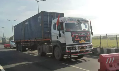 திருவொற்றியூர் அருகே நடுரோட்டில் பழுதாகி நின்ற வெடிமருந்து லாரி