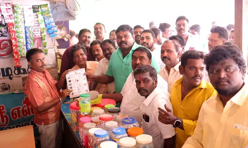 சங்கரன்கோவிலில்  திராவிட மாடல் அரசின் சாதனை குறித்த துண்டு பிரசுரங்கள்