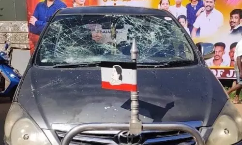 அ.ம.மு.க. மாவட்ட செயலாளர் காரை வழிமறித்து தாக்குதல்