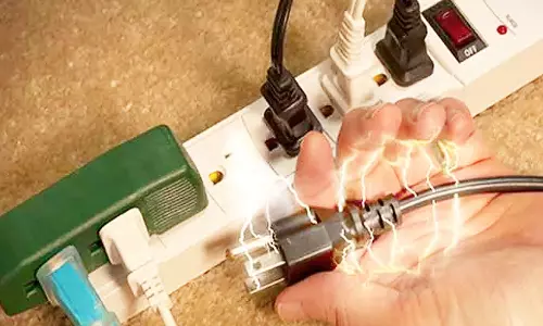 மின்சாரம் தாக்கி பெண் சாவு